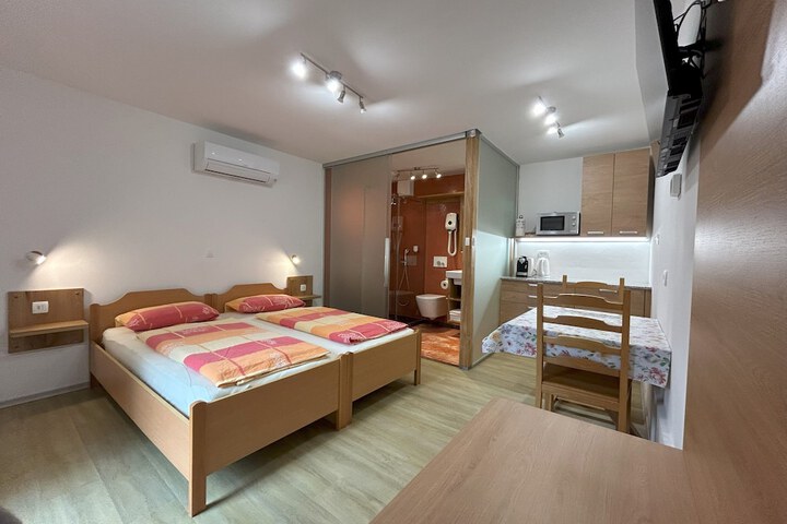 Room 6 of 74