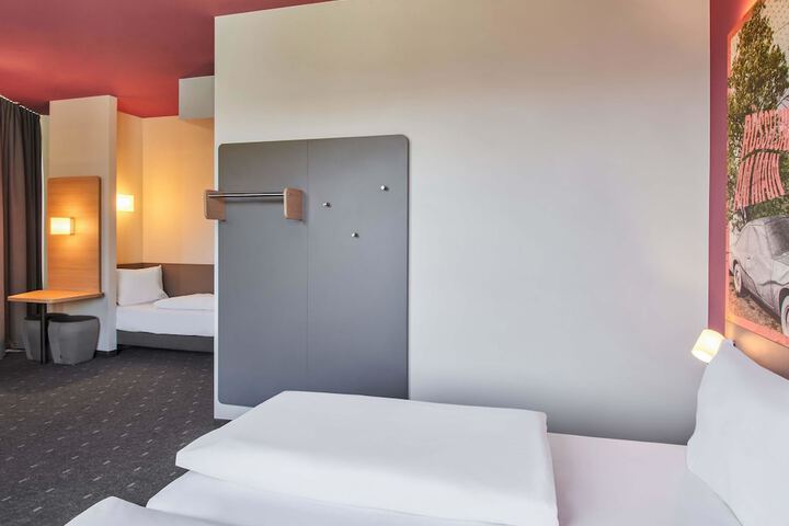 Room 8 of 28