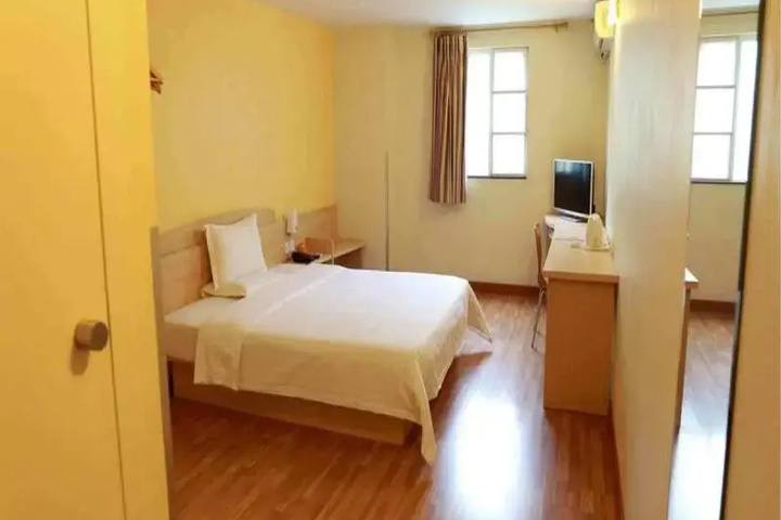 Room 6 of 9
