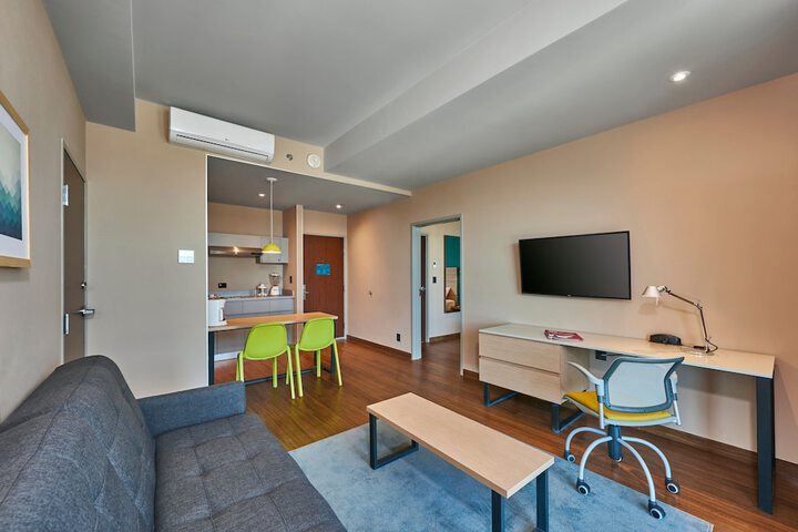 Room 8 of 104