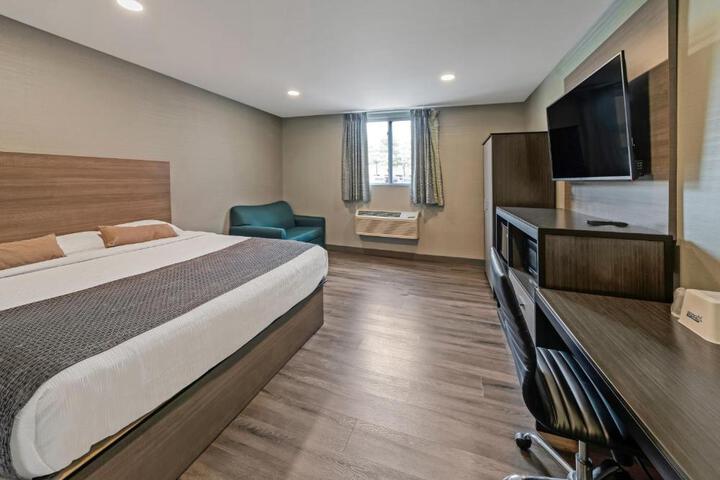 Quadruple 2 Double Beds (2 of 7)