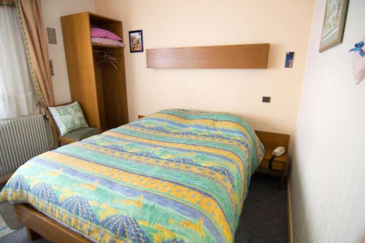 Room 16 of 37