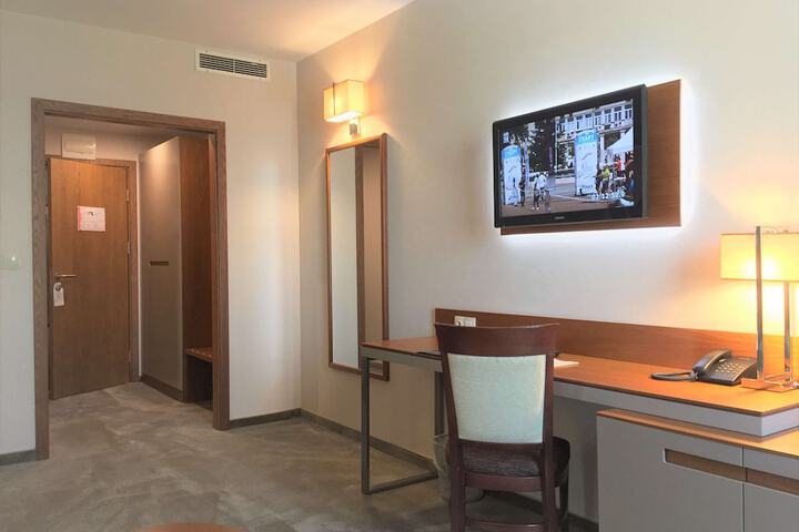 Room 20 of 93