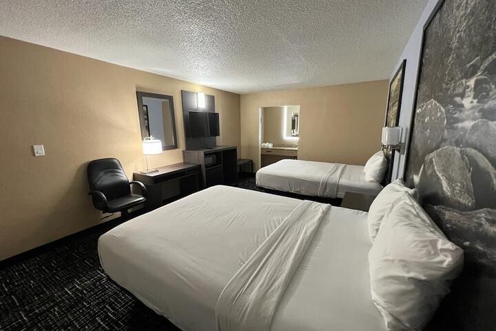 2 Queen Beds (9 of 15)