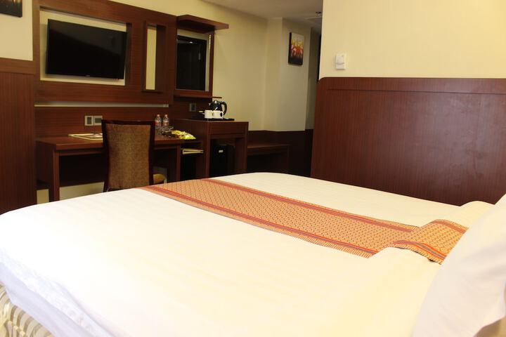 Room 6 of 63