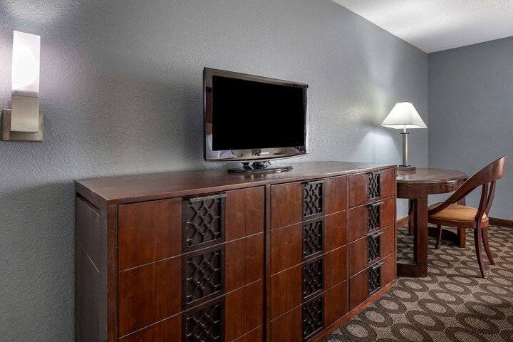 1 King Bed Efficiency (2 of 10)
