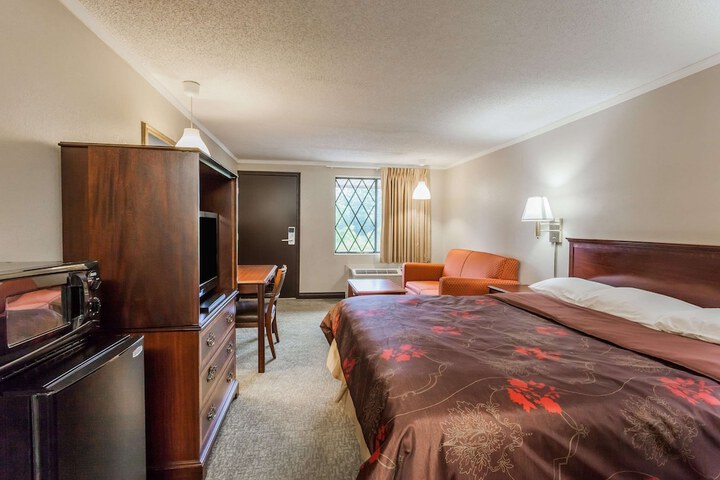 1 King Bed (7 of 11)