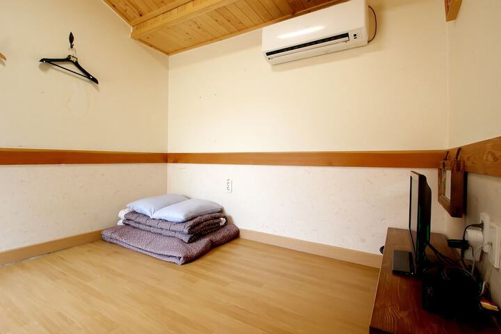 Room 27 of 76