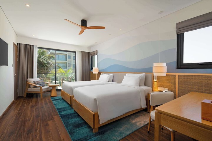 Room 33 of 182