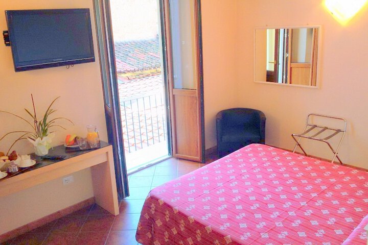 Room 6 of 52