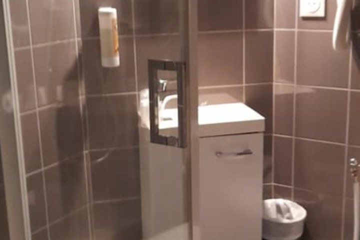 Room 32 of 69