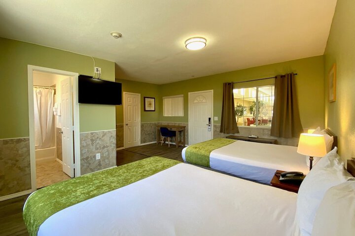 1 Queen Bed (2 of 17)