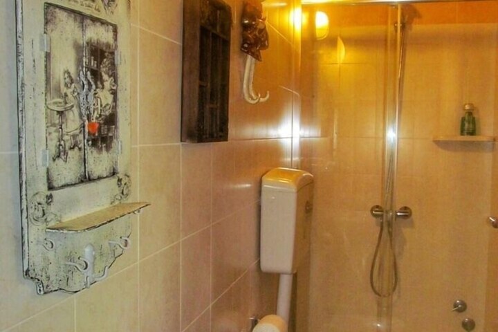 Room 17 of 34