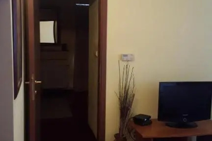 Room 5 of 10