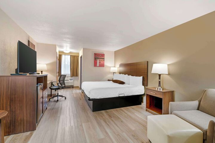 1 King Bed First Floor Microwave and Refrigerator WiFi Full Breakfast (13 of 26)
