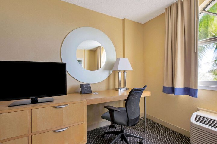 1 King Bed Deluxe Room (3 of 10)