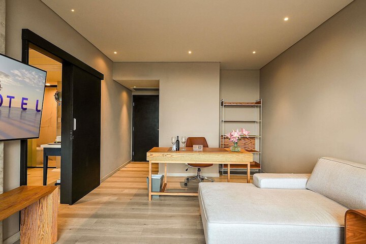 Room 27 of 100