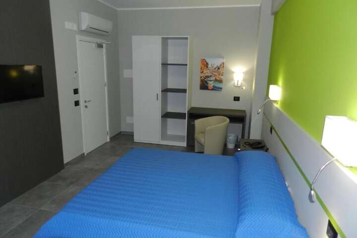 Room 4 of 17
