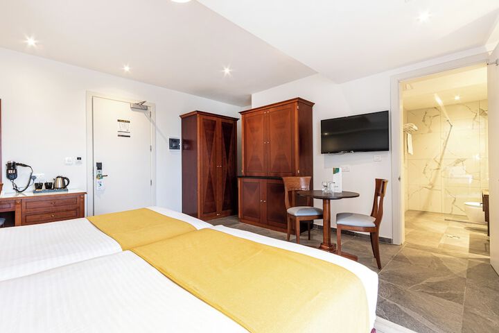 Room 13 of 216