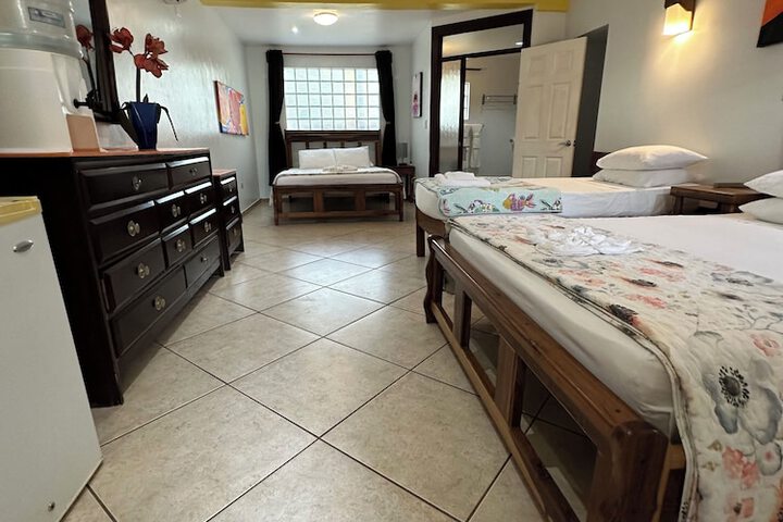 Room 4 of 77