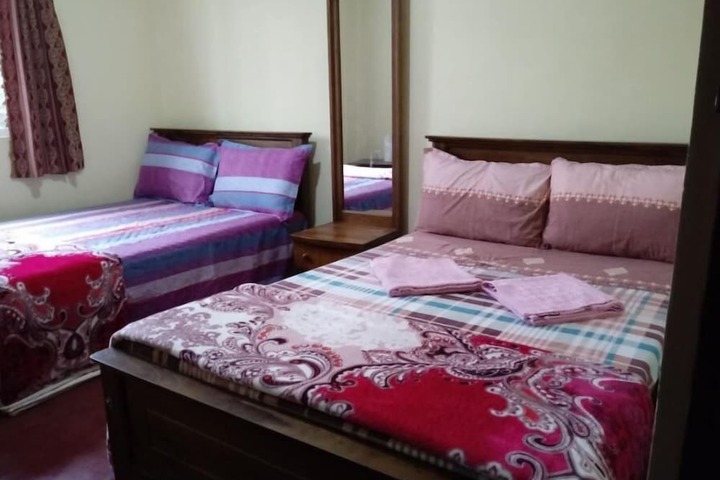 Room 4 of 8