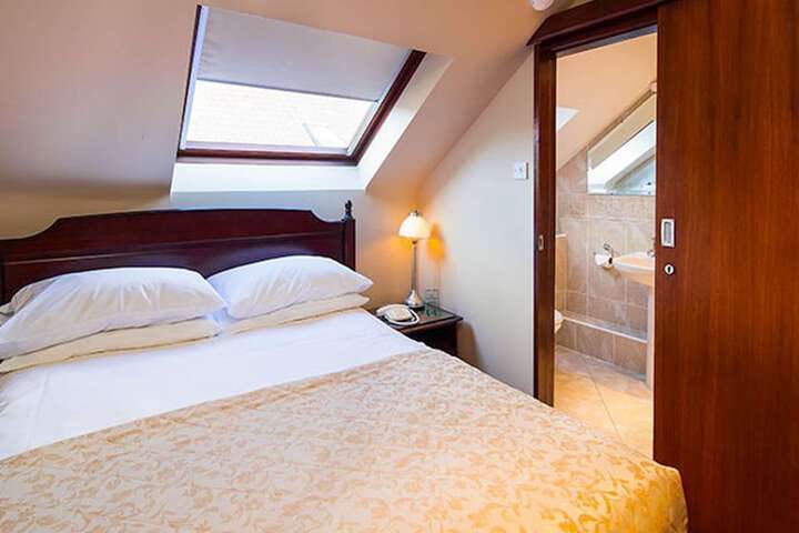 Room 34 of 106