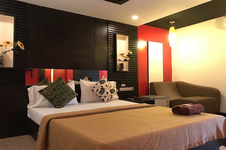 Room 5 of 10