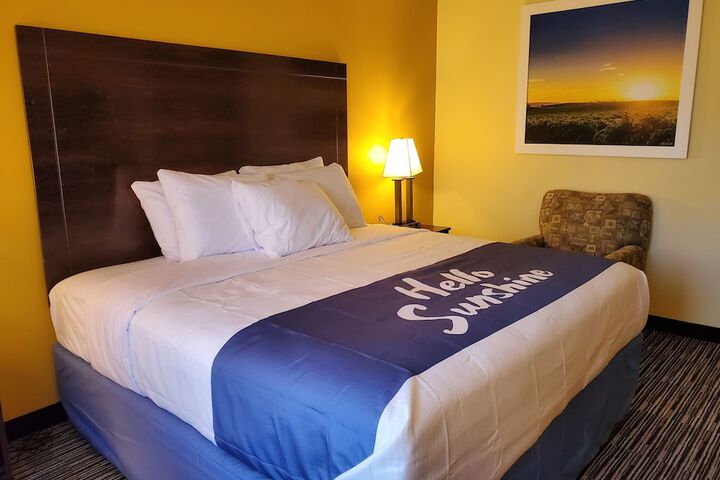 1 King Bed (3 of 14)