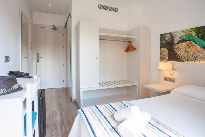 Room 42 of 143