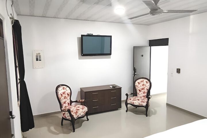 Room 17 of 33
