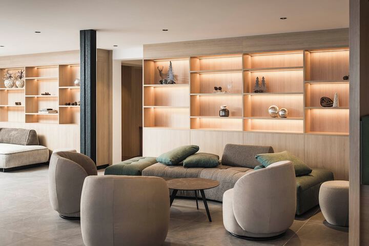 Lounge 90 of 105