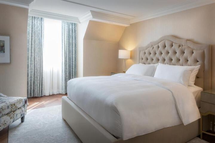 Classic Suite 1 King Bed with Sofa Bed (11 of 13)