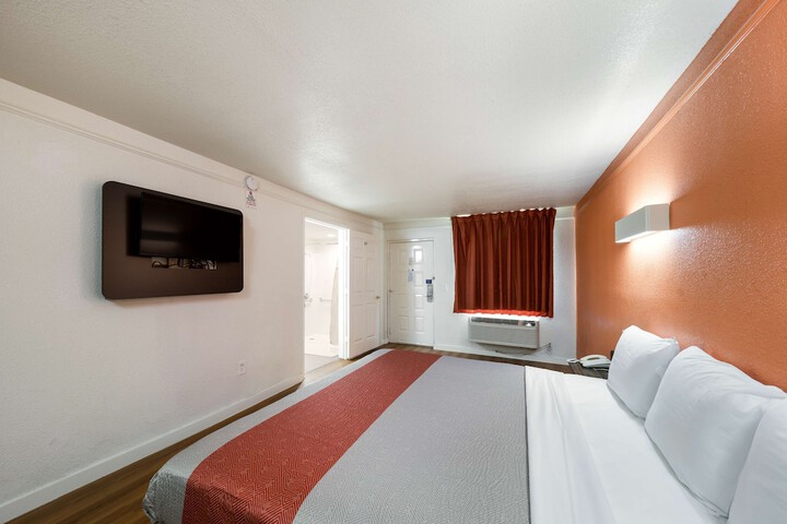 1 King Bed (6 of 11)