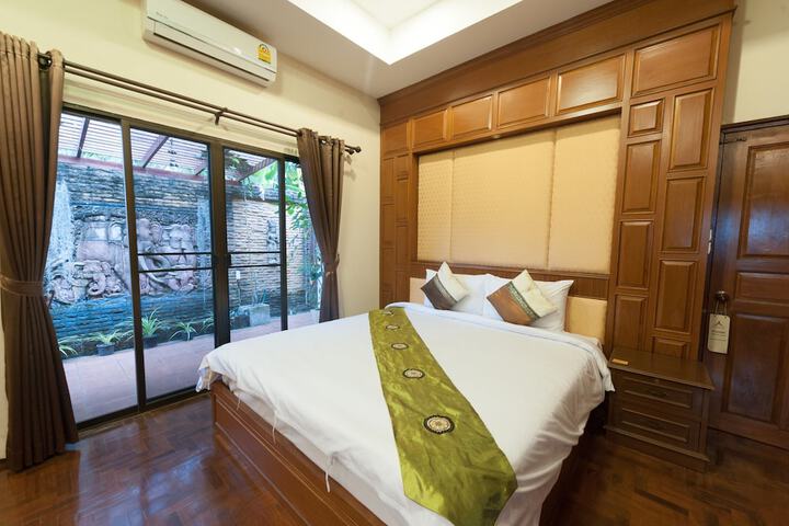 Room 32 of 100