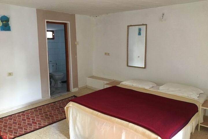 Room 11 of 18