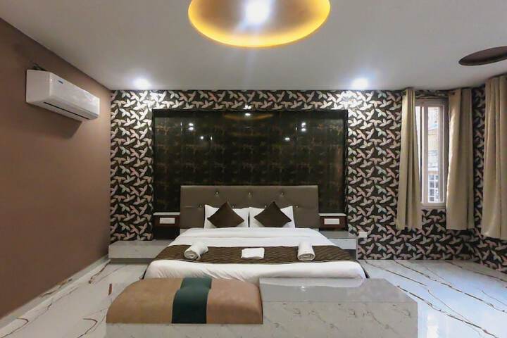 Room 8 of 18