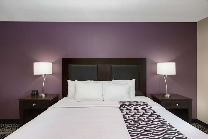 1 King Bed Deluxe Executive Room (9 of 14)