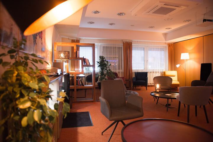 Lounge 56 of 69