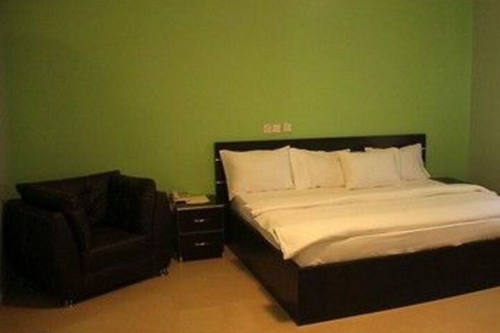 Room 33 of 83