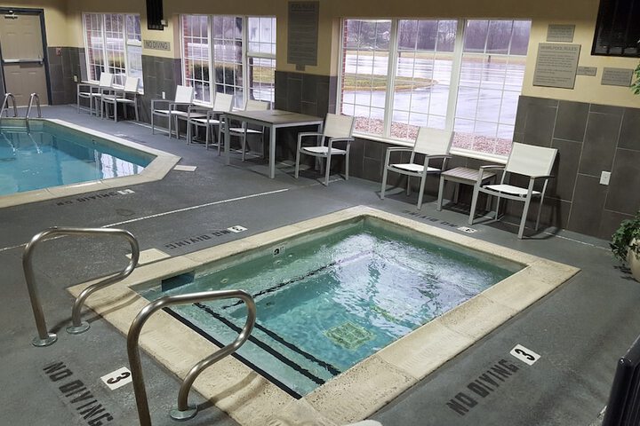 Indoor spa tub