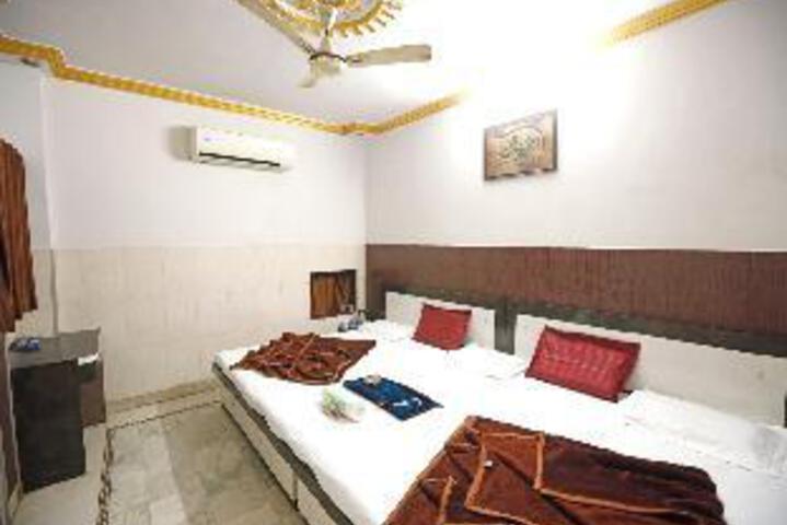 Room 17 of 38