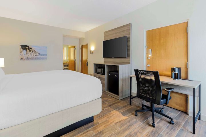 1 King Bed Microwave, Refrigerator Shower Only Full Breakfast (6 of 12)
