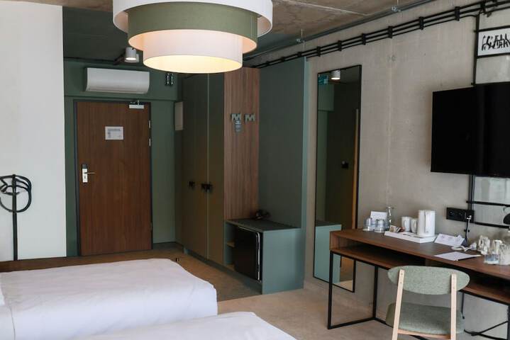 Room 13 of 37