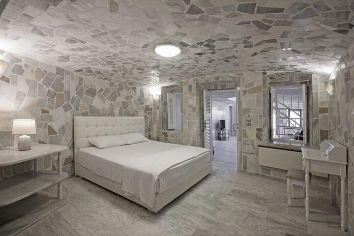 Room 11 of 33
