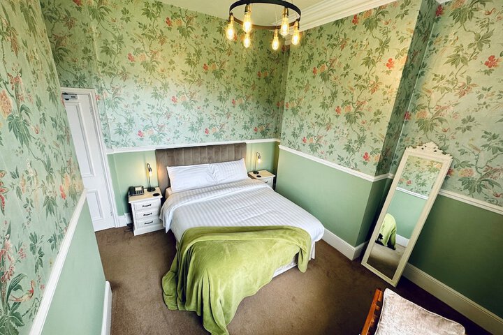 Room 32 of 65