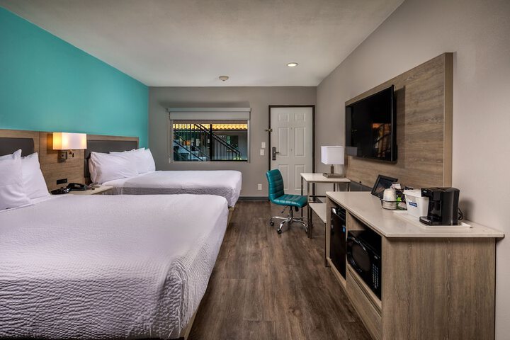 1 Queen Bed Business Room (6 of 23)