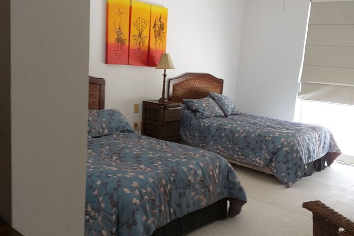Room 2 of 10