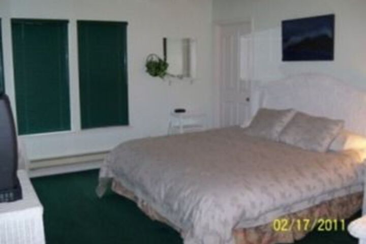 Room 4 of 9
