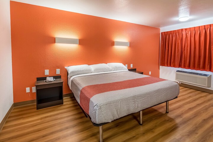 1 King Bed (6 of 10)