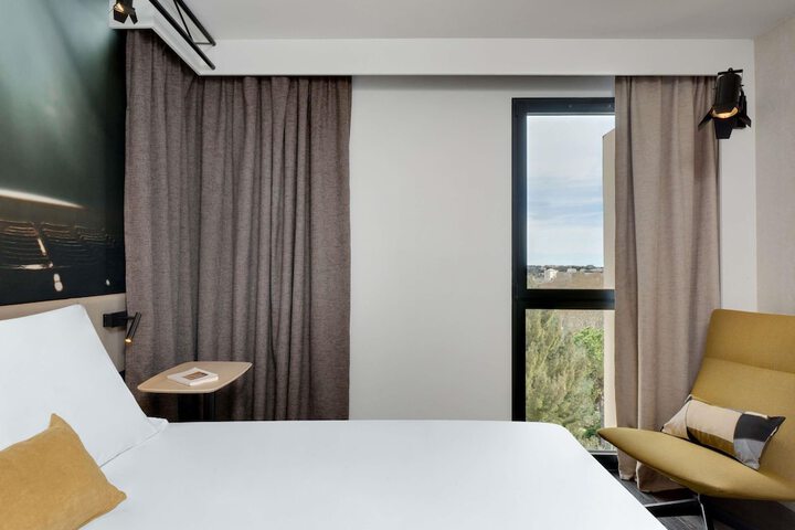 Room 13 of 150